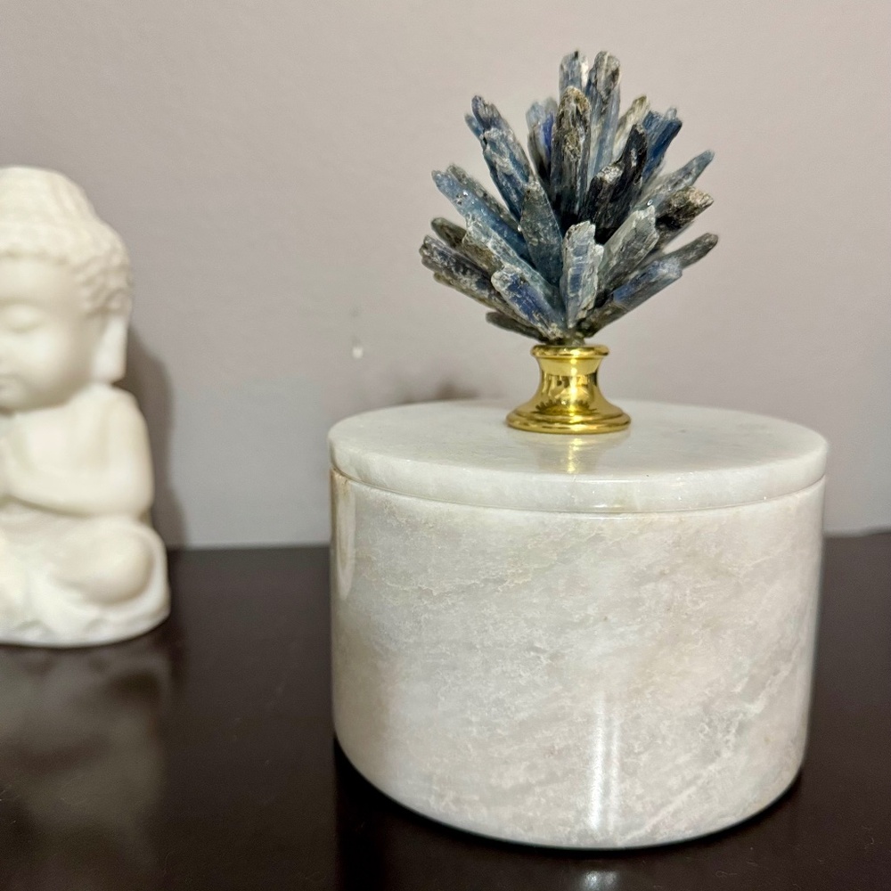 ✨BLUE KYANITE PINECONE ON ROUND NATURAL MARBLE DECOR BOX✨